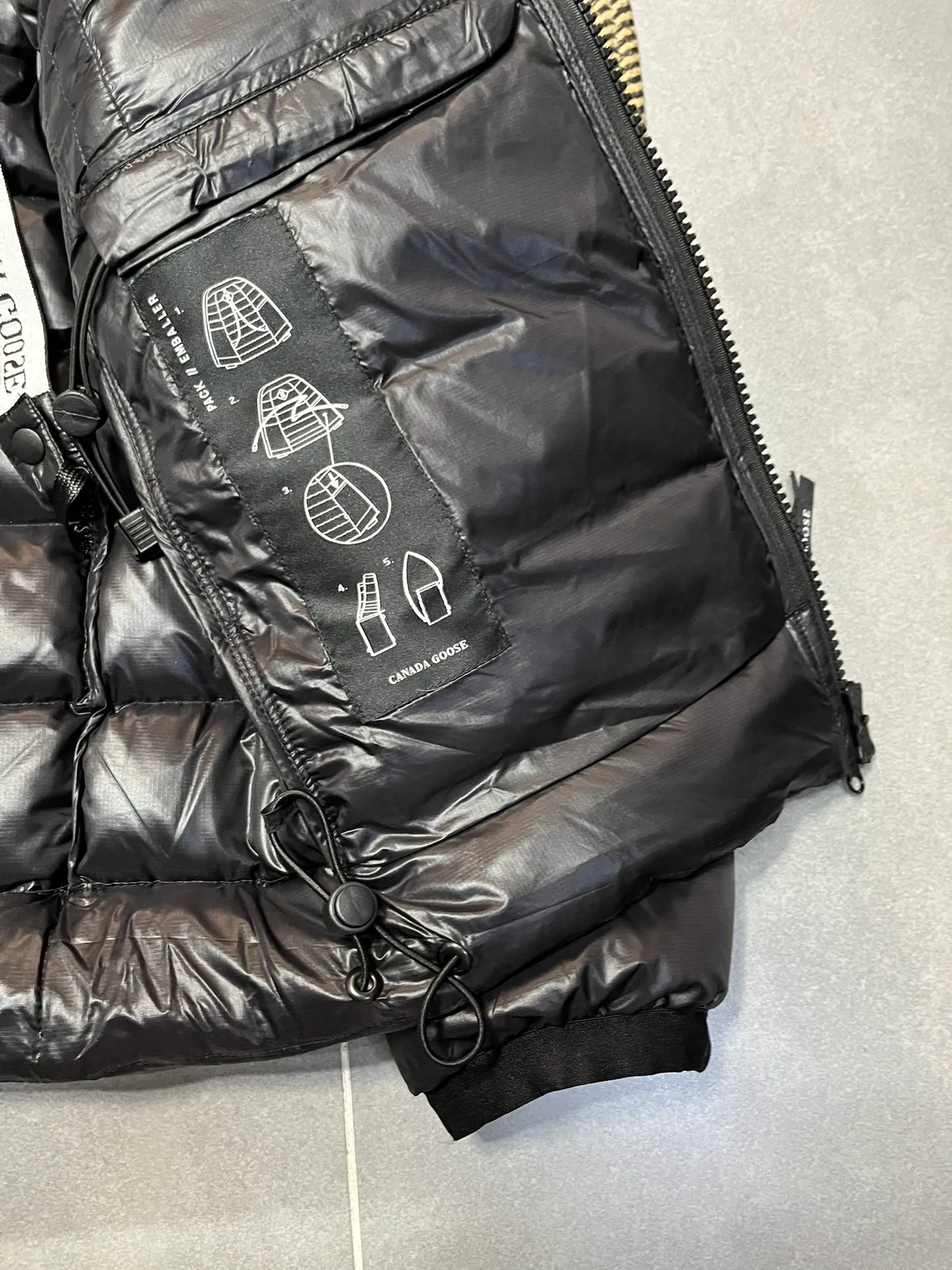 P860 Top 🔥purchase version 𝘾𝘼𝙉𝘼𝘿𝘼 𝙂𝙊𝙊𝙎𝙀/Canada Goose 2227 thin and light model. It’s super lightweight and doesn’t feel any weight on your upper body at all! Show more temperament‼  Canada Goose, a Canadian brand, has always been recognized as the warmest down jacket. Various Instagram celebrities, Internet celebrities, and celebrities often wear it for street photos. I make Canada Goose every year, but I still can’t get rid of my love for the goose. No matter how cold the winter is, there is no need to be afraid. Canada Goose is the legendary warmest down jacket and is known as a must-have for Arctic outdoor sports! The most popular down jacket in the world, celebrities are rushing to buy it, it is a must-have! Size: S-2XL Color: silver gray (red label) silver gray (black label), black (red label), black (black label), dark blue